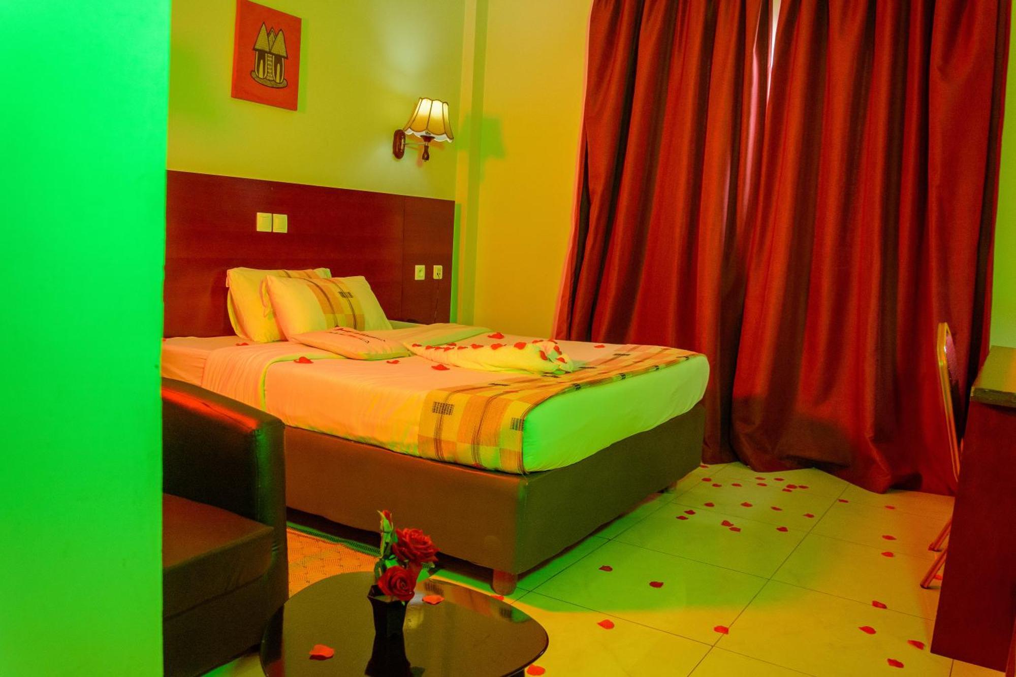 Hotel La Rose Blanche Korhogo Dış mekan fotoğraf